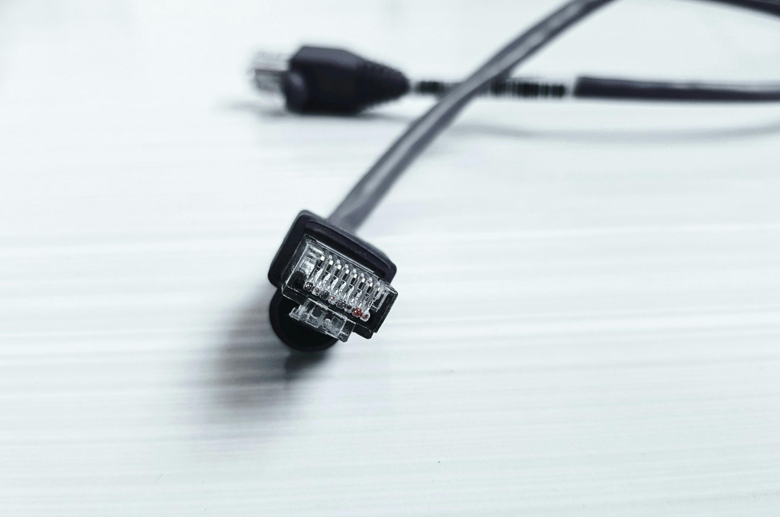 Câbler une prise RJ45 : Le guide des couleurs et du sertissage